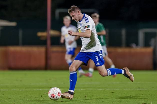 Julian Stöhr (BSV Kickers Emden, 3) am Ball, Einzelbild, Ganzkörper, Aktion, Action, Spielszene, 26.09.2025, Bremen (Deutschland), Fussball, Regionalliga Nord, SV Werder Bremen II - BSV Kickers Emden