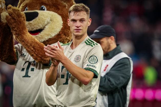 Joshua Kimmich 6 (FC Bayern Muenchen) feiert mit den Fans, FC Bayern Muenchen vs. SV Werder Bremen, DFL, Bundesliga, Saison 2025 2026, Allianz Arena, Hinrunde, 5. Spieltag, 26.09.2025 DFB regulations prohibit any use of photographs as image sequences and or quasi-video Muenchen Bayern Deutschland