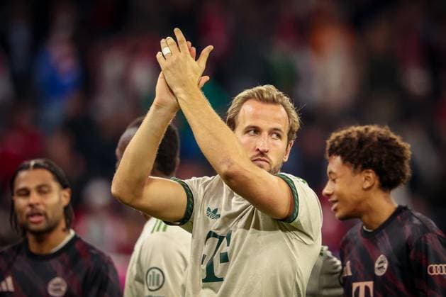 Harry Kane 9 (FC Bayern Muenchen) klatscht den Fans zu, FC Bayern Muenchen vs. SV Werder Bremen, DFL, Bundesliga, Saison 2025 2026, Allianz Arena, Hinrunde, 5. Spieltag, 26.09.2025 DFB regulations prohibit any use of photographs as image sequences and or quasi-video Muenchen Bayern Deutschland