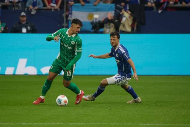 26.09.2025, xgrfx, Fussball 2.Bundesliga, FC Schalke 04 - SpVgg Greuther Fuerth v.l. Aaron Keller (Greuther Fürth), Adrian Gantenbein (FC Schalke 04) (DFL DFB REGULATIONS PROHIBIT ANY USE OF PHOTOGRAPHS as IMAGE SEQUENCES and or QUASI-VIDEO) Gelsenkirchen