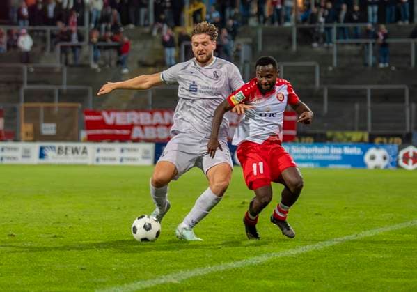 Zweikampf zwischen: Daniel Huelsenbusch (VfL Bochum U21, U 21 4) und Derrick Kyere (Sportfreunde Siegen, 11) Sportfreunde Siegen - VfL Bochum U21 26.09.2025 Fussball, Regionalliga West, 10. Spieltag, GER, Siegen, Leimbachstadion Siegen Copyright: HMBxMedia xMarcoxBader