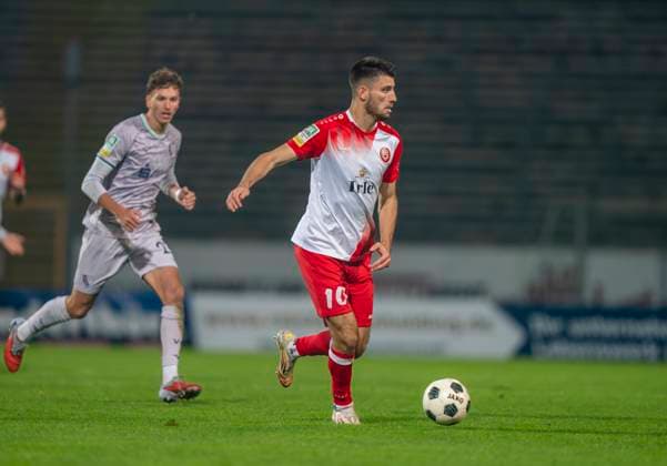 Cagatay Kader (Sportfreunde Siegen, 10) Sportfreunde Siegen - VfL Bochum U21, U 21 26.09.2025 Fussball, Regionalliga West, 10. Spieltag, GER, Siegen, Leimbachstadion Siegen Copyright: HMBxMedia xMarcoxBader