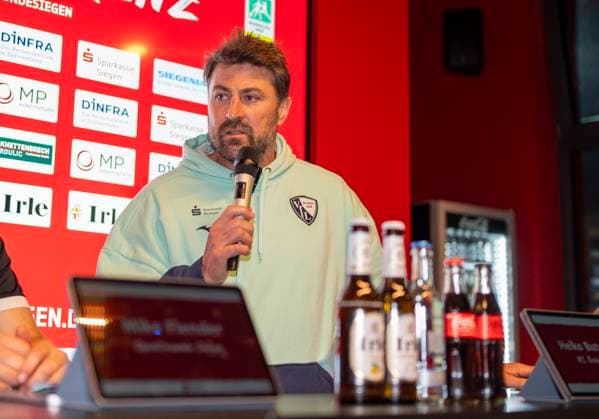 Heiko Butscher (VfL Bochum U21, U 21 Trainer, Coach, Headcoach) bei der Pressekonferenz nach dem Spiel. Sportfreunde Siegen - VfL Bochum U21 26.09.2025 Fussball, Regionalliga West, 10. Spieltag, GER, Siegen, Leimbachstadion Siegen Copyright: HMBxMedia xMarcoxBader