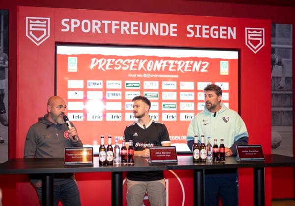 Thorsten Nehrbauer (Sportfreunde Siegen, Trainer) und Heiko Butscher (VfL Bochum U21, U 21 Trainer, Coach, Headcoach) bei der Pressekonferenz nach dem Spiel. Sportfreunde Siegen - VfL Bochum U21 26.09.2025 Fussball, Regionalliga West, 10. Spieltag, GER, Siegen, Leimbachstadion Siegen Copyright: HMBxMedia xMarcoxBader