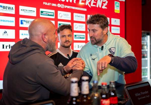 Thorsten Nehrbauer (Sportfreunde Siegen, Trainer) und Heiko Butscher (VfL Bochum U21, U 21 Trainer, Coach, Headcoach) bei der Pressekonferenz nach dem Spiel. Sportfreunde Siegen - VfL Bochum U21 26.09.2025 Fussball, Regionalliga West, 10. Spieltag, GER, Siegen, Leimbachstadion Siegen Copyright: HMBxMedia xMarcoxBader