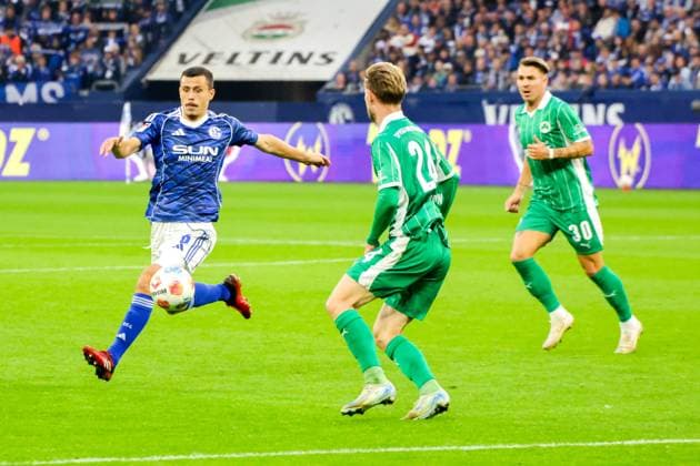 26.09.2025, xgrfx, Fussball 2.Bundesliga, FC Schalke 04 - SpVgg Greuther Fuerth v.l. Ron Schallenberg (FC Schalke 04), Marco John (Greuther Fürth) (DFL DFB REGULATIONS PROHIBIT ANY USE OF PHOTOGRAPHS as IMAGE SEQUENCES and or QUASI-VIDEO) Gelsenkirchen