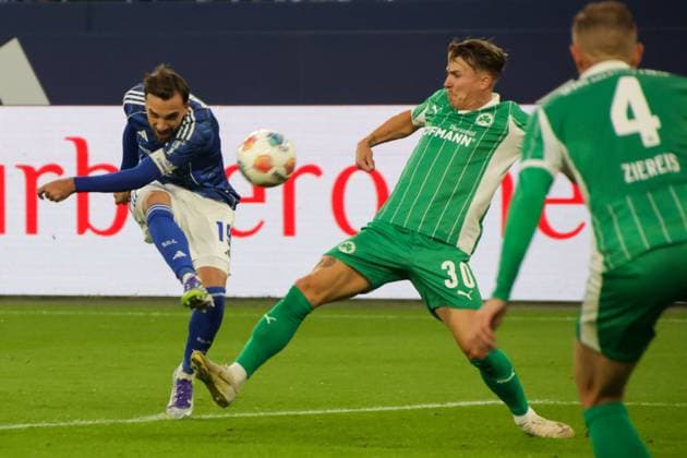 26.09.2025, xgrfx, Fussball 2.Bundesliga, FC Schalke 04 - SpVgg Greuther Fuerth v.l. Kenan Karaman (FC Schalke 04), Felix Klaus (Greuther Fürth) (DFL DFB REGULATIONS PROHIBIT ANY USE OF PHOTOGRAPHS as IMAGE SEQUENCES and or QUASI-VIDEO) Gelsenkirchen