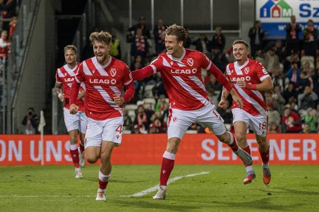 Cottbus, Deutschland 26. September 2025: 3. Liga - 2025 2026 - FC Energie Cottbus vs. VfB Stuttgart II Im Bild: li. Tim Campulka (Energie Cottbus) jubelt nach seinem Tor zum 4:0 mit re. Moritz Hannemann (Energie Cottbus) DFB regulations prohibit any use of photographs as image sequences and or quasi-video. LEAG Energie Stadion Brandenburg Copyright: xFotostandx xWeilandx