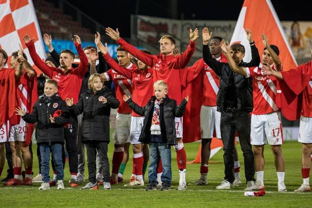 Cottbus, Deutschland 26. September 2025: 3. Liga - 2025 2026 - FC Energie Cottbus vs. VfB Stuttgart II Im Bild: die Mannschaft von Energie Cottbus feiert mit den Fans DFB regulations prohibit any use of photographs as image sequences and or quasi-video. LEAG Energie Stadion Brandenburg Copyright: xFotostandx xWeilandx