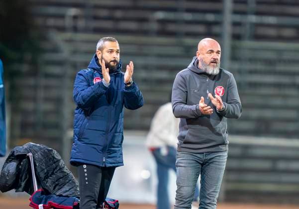Sergen Yesilcay (Sportfreunde Siegen, Co-Trainer) und Thorsten Nehrbauer (Sportfreunde Siegen, Trainer) Sportfreunde Siegen - VfL Bochum U21, U 21 26.09.2025 Fussball, Regionalliga West, 10. Spieltag, GER, Siegen, Leimbachstadion Siegen Copyright: HMBxMedia xMarcoxBader
