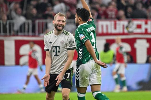 GER, Bayern, Muenchen, Fussball, FC Bayern Muenchen - SV Werder Bremen, in der Allianz Arena, Muenchen, Bundesliga, 5. Spieltag, 26.09.25, v.l. Konrad Laimer (FC Bayern Muenchen, 27), Yukinari Sugawara (SV Werder Bremen, 3), Aufreger, Emotionen DFL DFB regulations prohibit any use of photographs as image sequences and or quasi-video, Copyright: HMB-Media MichaelxNibel