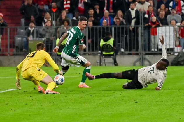 GER, Bayern, Muenchen, Fussball, FC Bayern Muenchen - SV Werder Bremen, in der Allianz Arena, Muenchen, Bundesliga, 5. Spieltag, 26.09.25, v.l. Karl Hein (SV Werder Bremen, 13), Marco Friedl (SV Werder Bremen, 32), Nicolas Jackson (FC Bayern Muenchen, 11), Torschuss, Parade DFL DFB regulations prohibit any use of photographs as image sequences and or quasi-video, Copyright: HMB-Media MichaelxNibel