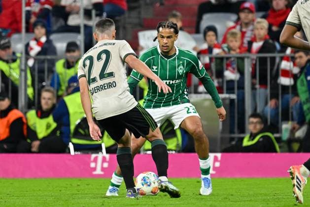 GER, Bayern, Muenchen, Fussball, FC Bayern Muenchen - SV Werder Bremen, in der Allianz Arena, Muenchen, Bundesliga, 5. Spieltag, 26.09.25, v.l. Raphael Guerreiro (FC Bayern Muenchen, 22), Sascha Boey (FC Bayern Muenchen, 23), im Angriff, Zweikampf DFL DFB regulations prohibit any use of photographs as image sequences and or quasi-video, Copyright: HMB-Media MichaelxNibel