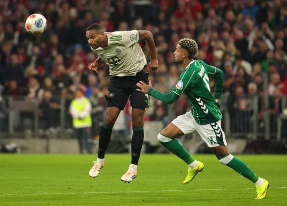 26.09.2025, FC Bayern vs Werder Bremen, Allianz Arena Muenchen, Fussball, im Bild: Dayot Upamecano (FC Bayern Muenchen) vs Justin Njinmah (Bremen)