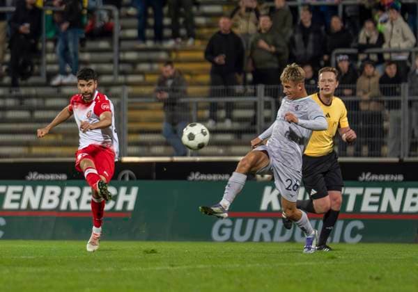 Hamza Saghiri (Sportfreunde Siegen, 37) Sportfreunde Siegen - VfL Bochum U21, U 21 26.09.2025 Fussball, Regionalliga West, 10. Spieltag, GER, Siegen, Leimbachstadion Siegen Copyright: HMBxMedia xMarcoxBader