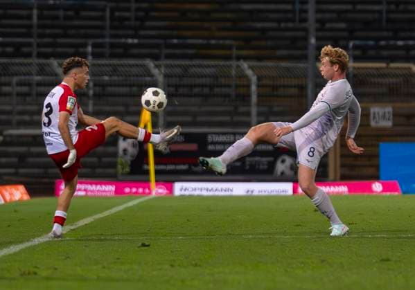 Zweikampf zwischen: Malik Hodroj (Sportfreunde Siegen, 23) und Lennart Koerdt (VfL Bochum U21, U 21 8) Sportfreunde Siegen - VfL Bochum U21 26.09.2025 Fussball, Regionalliga West, 10. Spieltag, GER, Siegen, Leimbachstadion Siegen Copyright: HMBxMedia xMarcoxBader