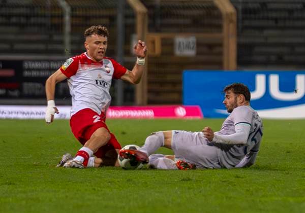 Zweikampf zwischen: Malik Hodroj (Sportfreunde Siegen, 23) und Nicolas Abdat (VfL Bochum U21, U 21 15) Sportfreunde Siegen - VfL Bochum U21 26.09.2025 Fussball, Regionalliga West, 10. Spieltag, GER, Siegen, Leimbachstadion Siegen Copyright: HMBxMedia xMarcoxBader