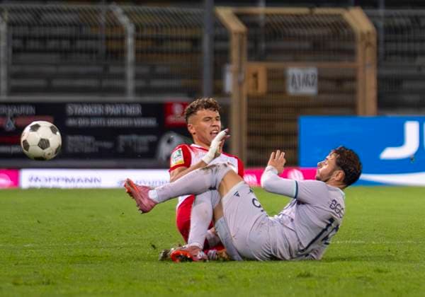 Zweikampf zwischen: Malik Hodroj (Sportfreunde Siegen, 23) und Nicolas Abdat (VfL Bochum U21, U 21 15) Sportfreunde Siegen - VfL Bochum U21 26.09.2025 Fussball, Regionalliga West, 10. Spieltag, GER, Siegen, Leimbachstadion Siegen Copyright: HMBxMedia xMarcoxBader