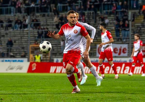 Oemer Tokac (Sportfreunde Siegen, 14) Sportfreunde Siegen - VfL Bochum U21, U 21 26.09.2025 Fussball, Regionalliga West, 10. Spieltag, GER, Siegen, Leimbachstadion Siegen Copyright: HMBxMedia xMarcoxBader