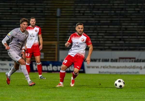 Oemer Tokac (Sportfreunde Siegen, 14) Sportfreunde Siegen - VfL Bochum U21, U 21 26.09.2025 Fussball, Regionalliga West, 10. Spieltag, GER, Siegen, Leimbachstadion Siegen Copyright: HMBxMedia xMarcoxBader