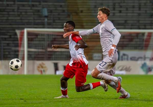 Zweikampf zwischen: Vahidin Turudija (VfL Bochum U21, U 21 27) und Josue Santo (Sportfreunde Siegen, 8) Sportfreunde Siegen - VfL Bochum U21 26.09.2025 Fussball, Regionalliga West, 10. Spieltag, GER, Siegen, Leimbachstadion Siegen Copyright: HMBxMedia xMarcoxBader