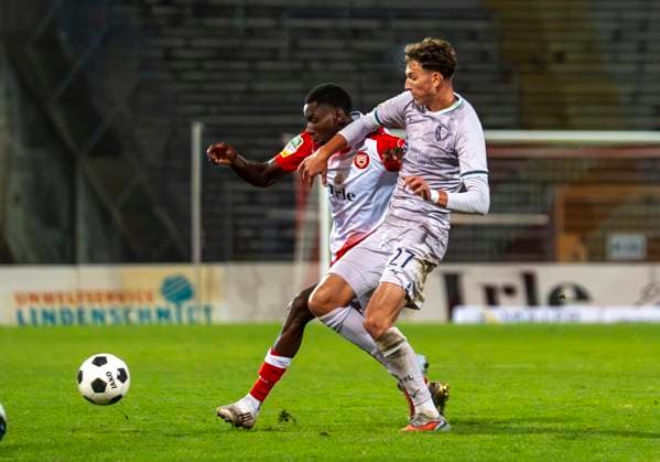 Zweikampf zwischen: Vahidin Turudija (VfL Bochum U21, U 21 27) und Josue Santo (Sportfreunde Siegen, 8) Sportfreunde Siegen - VfL Bochum U21 26.09.2025 Fussball, Regionalliga West, 10. Spieltag, GER, Siegen, Leimbachstadion Siegen Copyright: HMBxMedia xMarcoxBader