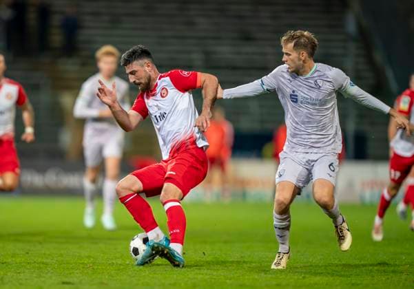 Zweikampf zwischen: Lars Holtkamp (VfL Bochum U21, U 21 6) und Arif Gueclue (Sportfreunde Siegen, 18) Sportfreunde Siegen - VfL Bochum U21 26.09.2025 Fussball, Regionalliga West, 10. Spieltag, GER, Siegen, Leimbachstadion Siegen Copyright: HMBxMedia xMarcoxBader