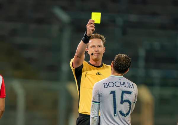 Maurice Stubenrauch (Schiedsrichter) zeigt Nicolas Abdat (VfL Bochum U21, U 21 15) die gelbe Karte Sportfreunde Siegen - VfL Bochum U21 26.09.2025 Fussball, Regionalliga West, 10. Spieltag, GER, Siegen, Leimbachstadion Siegen Copyright: HMBxMedia xMarcoxBader
