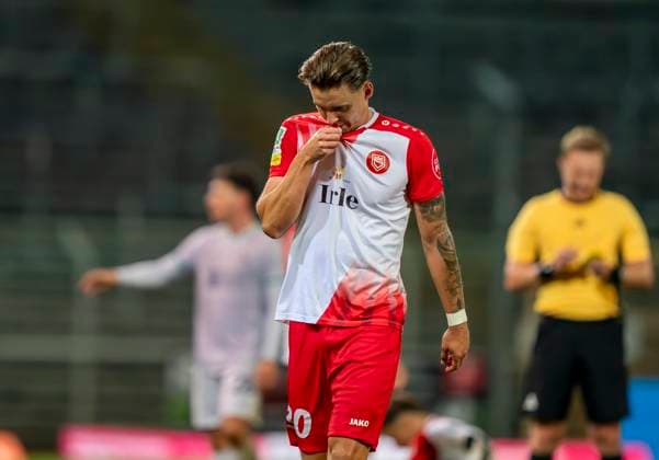 Dustin Willms (Sportfreunde Siegen, 30) schaut enttäuscht Sportfreunde Siegen - VfL Bochum U21, U 21 26.09.2025 Fussball, Regionalliga West, 10. Spieltag, GER, Siegen, Leimbachstadion Siegen Copyright: HMBxMedia xMarcoxBader