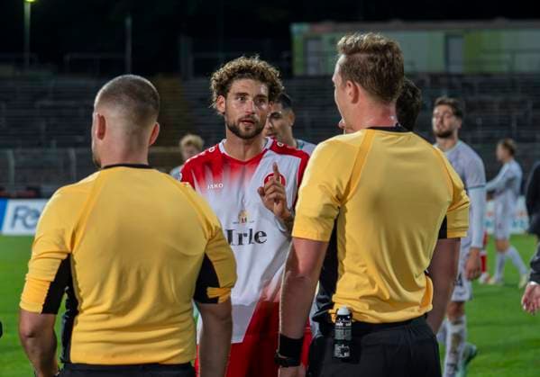 Jan-Luca Rumpf (Sportfreunde Siegen, 13) redet auf die Schiedsrichter ein nach dem Spiel. Sportfreunde Siegen - VfL Bochum U21, U 21 26.09.2025 Fussball, Regionalliga West, 10. Spieltag, GER, Siegen, Leimbachstadion Siegen Copyright: HMBxMedia xMarcoxBader