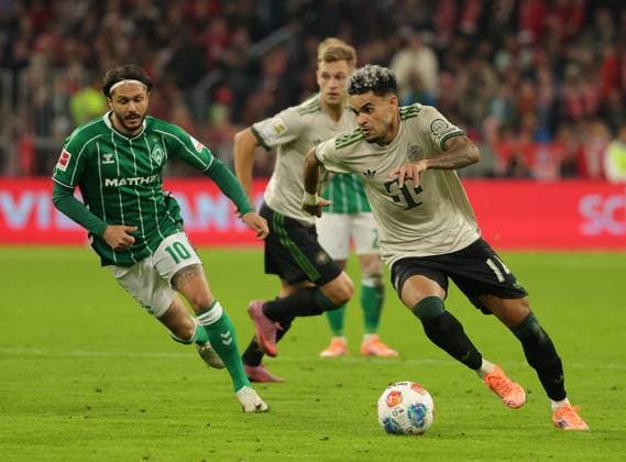 26.09.2025, FC Bayern vs Werder Bremen, Allianz Arena Muenchen, Fussball, im Bild: Leonardo Bittencourt (Bremen), Joshua Kimmich (FC Bayern Muenchen) und Luis Diaz (FC Bayern Muenchen)