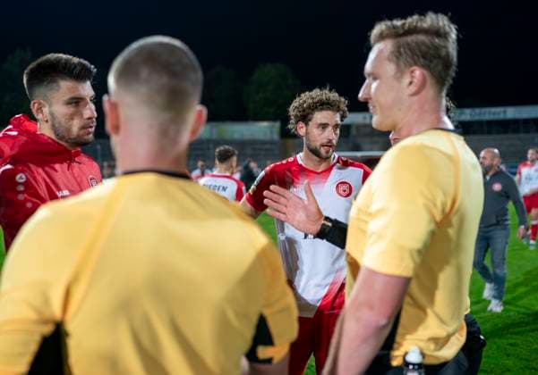 Jan-Luca Rumpf (Sportfreunde Siegen, 13) redet auf die Schiedsrichter ein nach dem Spiel. Sportfreunde Siegen - VfL Bochum U21, U 21 26.09.2025 Fussball, Regionalliga West, 10. Spieltag, GER, Siegen, Leimbachstadion Siegen Copyright: HMBxMedia xMarcoxBader
