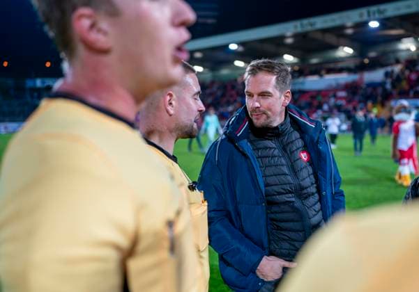 Matthias Georg (Sportfreunde Siegen, Geschaeftsfuehrer) redet auf die Schiedsrichter ein nach dem Spiel. Sportfreunde Siegen - VfL Bochum U21, U 21 26.09.2025 Fussball, Regionalliga West, 10. Spieltag, GER, Siegen, Leimbachstadion Siegen Copyright: HMBxMedia xMarcoxBader