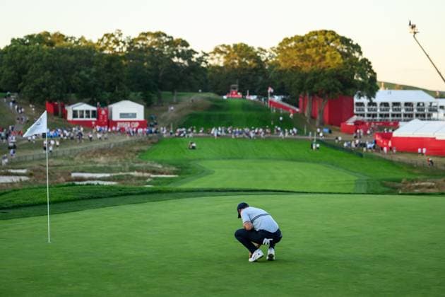 250926 Rory McIlroy of Team Europe repairs a mark on the 18th green after a fourball match on day 1 of the Ryder Cup on September 26, 2025 in New York. Photo: Jesper Zerman BILDBYRAN kod JZ JZ0617 golf ryder cup day 1 bbeng Copyright: JESPERxZERMAN BB250926JZ071