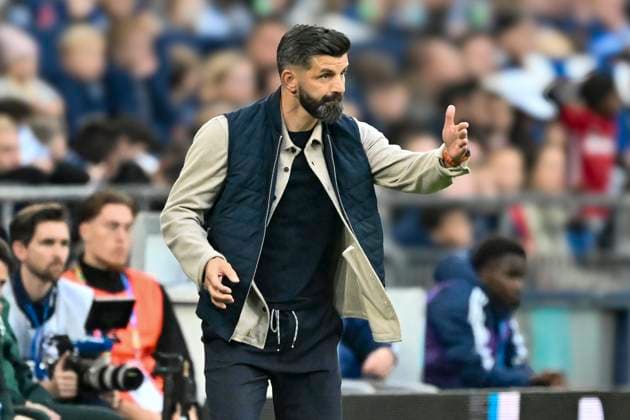 Miron Muslic (Schalke)Gestik Geste gestikuliert Mimik starker Gesichtsausdruck Emotion. 26.09.2025 Fussball FC Schalke 04 vs SpVgg Greuther Fuerth, Veltins-Arena, Gelsenkirchen, DFB DFL REGULATIONS PROHIBIT ANY USE OF PHOTOGRAPHS AS IMAGE SEQUENCES AND OR QUASI-VIDEO