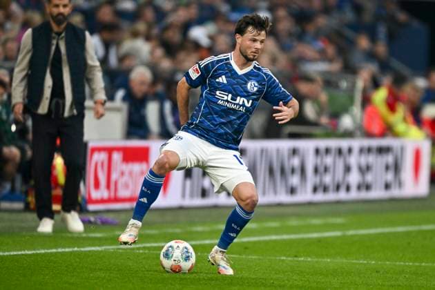 Adrian Gantenbein (Schalke 17) Aktion . Einzelbild . Freisteller . 26.09.2025 Fussball FC Schalke 04 vs SpVgg Greuther Fuerth, Veltins-Arena, Gelsenkirchen, DFB DFL REGULATIONS PROHIBIT ANY USE OF PHOTOGRAPHS AS IMAGE SEQUENCES AND OR QUASI-VIDEO