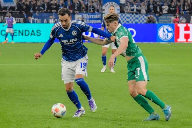 v. li. im Zweikampf Kenan Karaman (Schalke 19) Luca Itter (Fuerth 27) 26.09.2025 Fussball FC Schalke 04 vs SpVgg Greuther Fuerth, Veltins-Arena, Gelsenkirchen, DFB DFL REGULATIONS PROHIBIT ANY USE OF PHOTOGRAPHS AS IMAGE SEQUENCES AND OR QUASI-VIDEO
