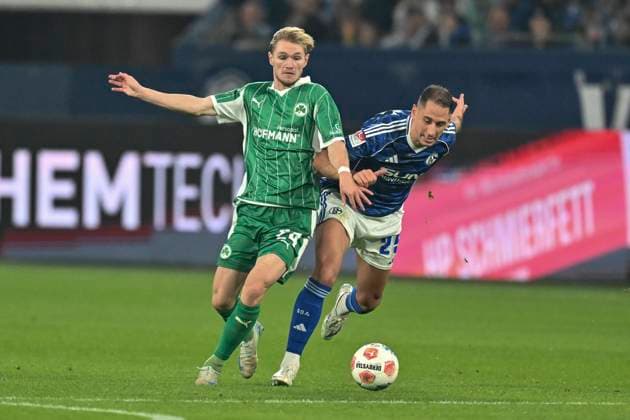 v. li. im Zweikampf Marco John (Fuerth 24) Nikola Katic (Schalke 25) 26.09.2025 Fussball FC Schalke 04 vs SpVgg Greuther Fuerth, Veltins-Arena, Gelsenkirchen, DFB DFL REGULATIONS PROHIBIT ANY USE OF PHOTOGRAPHS AS IMAGE SEQUENCES AND OR QUASI-VIDEO