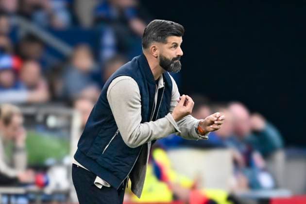 Miron Muslic (Schalke)Gestik Geste gestikuliert Mimik starker Gesichtsausdruck Emotion. 26.09.2025 Fussball FC Schalke 04 vs SpVgg Greuther Fuerth, Veltins-Arena, Gelsenkirchen, DFB DFL REGULATIONS PROHIBIT ANY USE OF PHOTOGRAPHS AS IMAGE SEQUENCES AND OR QUASI-VIDEO