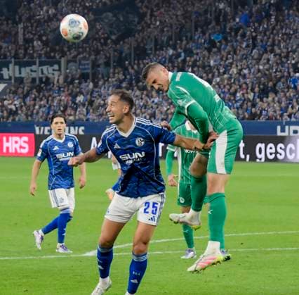 Kopfball Kopfballduell Nikola Katic (Schalke 25) Philipp Ziereis (Fuerth 4) 26.09.2025 Fussball FC Schalke 04 vs SpVgg Greuther Fuerth, Veltins-Arena, Gelsenkirchen, DFB DFL REGULATIONS PROHIBIT ANY USE OF PHOTOGRAPHS AS IMAGE SEQUENCES AND OR QUASI-VIDEO