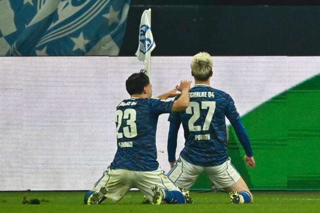 Finn Porath (Schalke 27) jubelt nach dem Tor zum 1:0 mit Soufiane El-Faouzi (Schalke 23) 26.09.2025 Fussball FC Schalke 04 vs SpVgg Greuther Fuerth, Veltins-Arena, Gelsenkirchen, DFB DFL REGULATIONS PROHIBIT ANY USE OF PHOTOGRAPHS AS IMAGE SEQUENCES AND OR QUASI-VIDEO