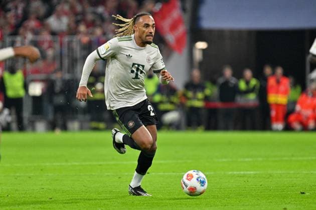 GER, Bayern, Muenchen, Fussball, FC Bayern Muenchen - SV Werder Bremen, in der Allianz Arena, Muenchen, Bundesliga, 5. Spieltag, 26.09.25, v.l. Sascha Boey (FC Bayern Muenchen, 23), im Angriff, im Portrait DFL DFB regulations prohibit any use of photographs as image sequences and or quasi-video, Copyright: HMB-Media MichaelxNibel