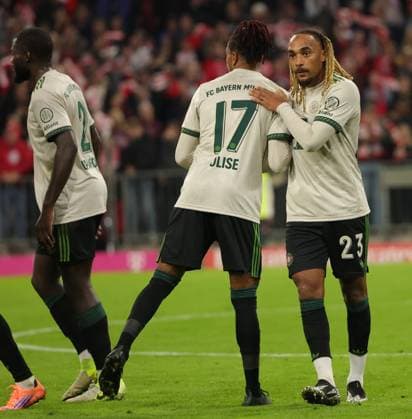 26.09.2025, FC Bayern vs Werder Bremen, Allianz Arena Muenchen, Fussball, im Bild: Dayot Upamecano (FC Bayern Muenchen), Michael Olise (FC Bayern Muenchen) und Sacha Boey (FC Bayern Muenchen)