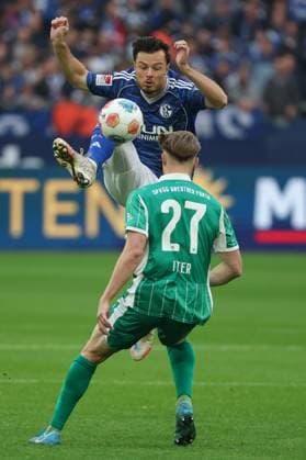 2. Bundesliga - FC Schalke 04 - SpVgg Greuther Fürth am 25.09.2025 in der Veltins-Arena auf Schalke Adrian Gantenbein (Schalke 17) gegen Luca Itter (Fuerth 27)