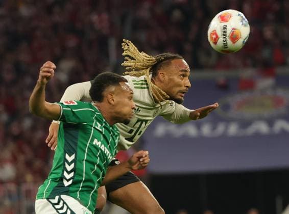 26.09.2025, FC Bayern vs Werder Bremen, Allianz Arena Muenchen, Fussball, im Bild: Sacha Boey (FC Bayern Muenchen) vs Felix Agu (Bremen)