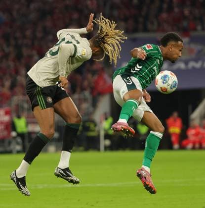 26.09.2025, FC Bayern vs Werder Bremen, Allianz Arena Muenchen, Fussball, im Bild: Sacha Boey (FC Bayern Muenchen) vs Felix Agu (Bremen)