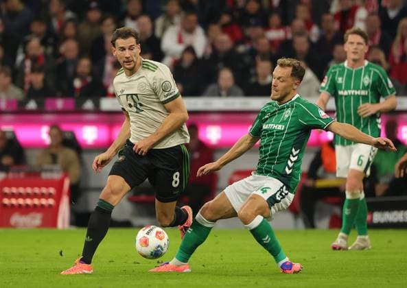 26.09.2025, FC Bayern vs Werder Bremen, Allianz Arena Muenchen, Fussball, im Bild: Leon Goretzka (FC Bayern Muenchen) vs Senne Lynen (Bremen)