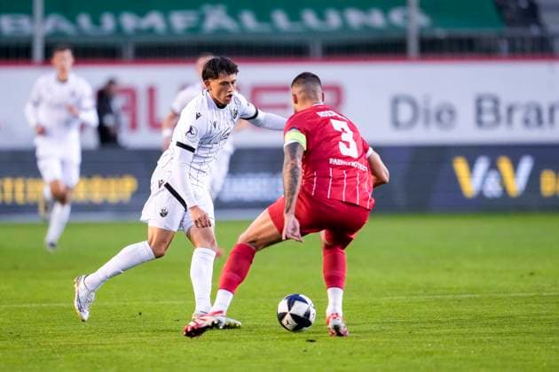v.li.: Luca De Meester (SVS, 11), Maximilian Rossmann (OFC, 3), Zweikampf, Spielszene, Duell, duel, tackle, tackling, Dynamik, Action, Aktion, 26.09.2025, Sandhausen (Deutschland), Fussball, Regionalliga Südwest, SV Sandhausen - Kickers Offenbach