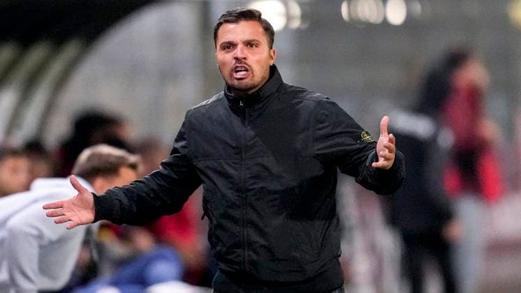 Anthony Loviso (Koordinator SVS), gibt Anweisungen, gestikuliert, mit den Armen gestikulieren, Einzelbild, Einzelfoto, Aktion, Action, 26.09.2025, Sandhausen (Deutschland), Fussball, Regionalliga Südwest, SV Sandhausen - Kickers Offenbach