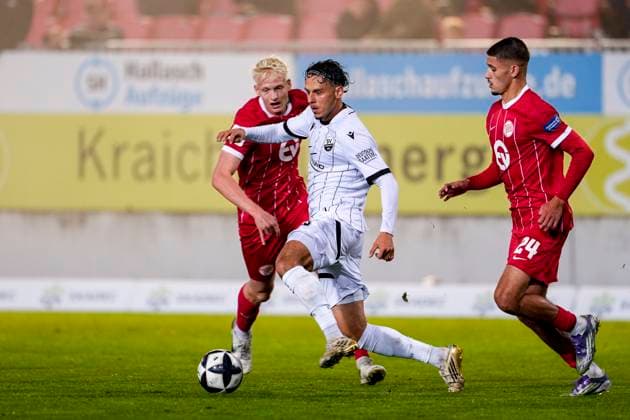 v.li.: Jona Borsum (OFC, 4), Teoman Akmestanli (SVS, 23), Ouassim Karada (OFC, 24), Zweikampf, Spielszene, Duell, duel, tackle, tackling, Dynamik, Action, Aktion, 26.09.2025, Sandhausen (Deutschland), Fussball, Regionalliga Südwest, SV Sandhausen - Kickers Offenbach